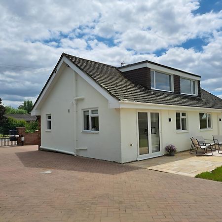 Beautiful 5 Bedroom Bungalow, Sleeps 7, In Calne Exterior foto