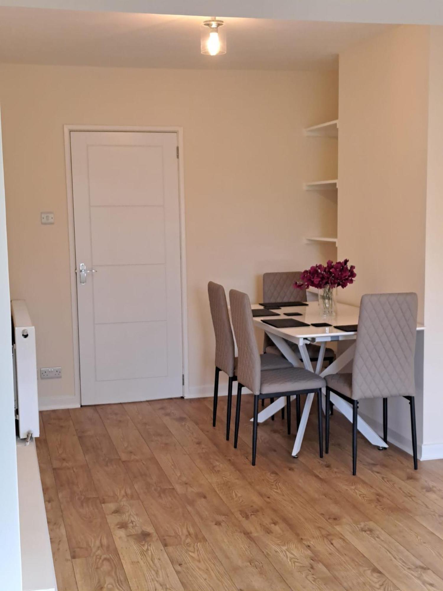 Beautiful 5 Bedroom Bungalow, Sleeps 7, In Calne Exterior foto